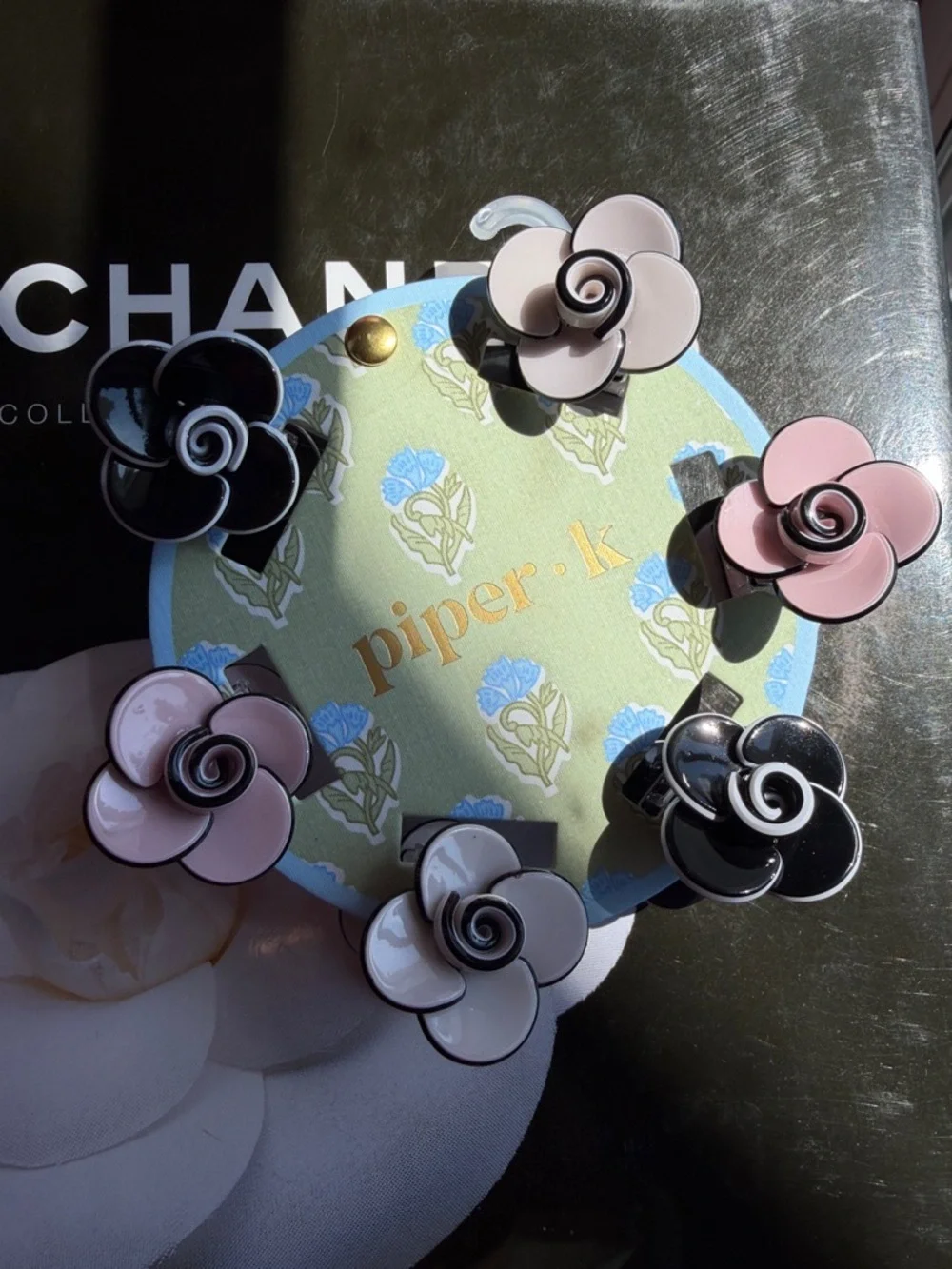 Piper.k rose-shaped hair clips.